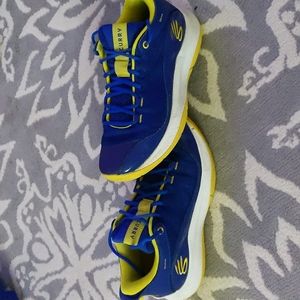 Curry 3 basketball shoes size 9
